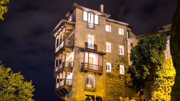 Casas colgadas en Cuenca de noche